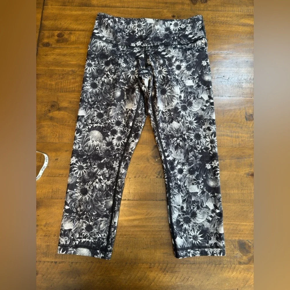 LULULEMON Flowabunga floral crop Capri legging size 6